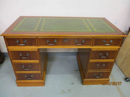 6586 - Psaci stul anglie tis se zelenou kuzi  3 - dilny  123 x 61 cm  V - 76 cm  -  9 300 kc